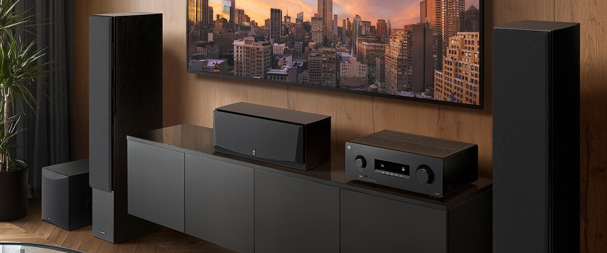 Yamaha bringt in Deutschland die beiden neuen AV-Receiver RX300A und RX500A auf den Markt. Beide Modelle bieten dir fürs Heimkino Unterstützung für Dolby Atmos an. Zudem können sie nicht nur Dolby Vision durchschleifen, sondern auch 4K mit 120 Hz, ALLM und VRR. Auch beim Gaming kommst du also voll und ganz auf deine Kosten. Der neue RX300A liefert bis zu 5.2-Surround-Sound und ist das direkte Nachfolgemodell des RX-V385. Der RX500A stockt sogar auf 7.2-Klang auf. Er bringt aber noch weitere Vorzüge mit.

